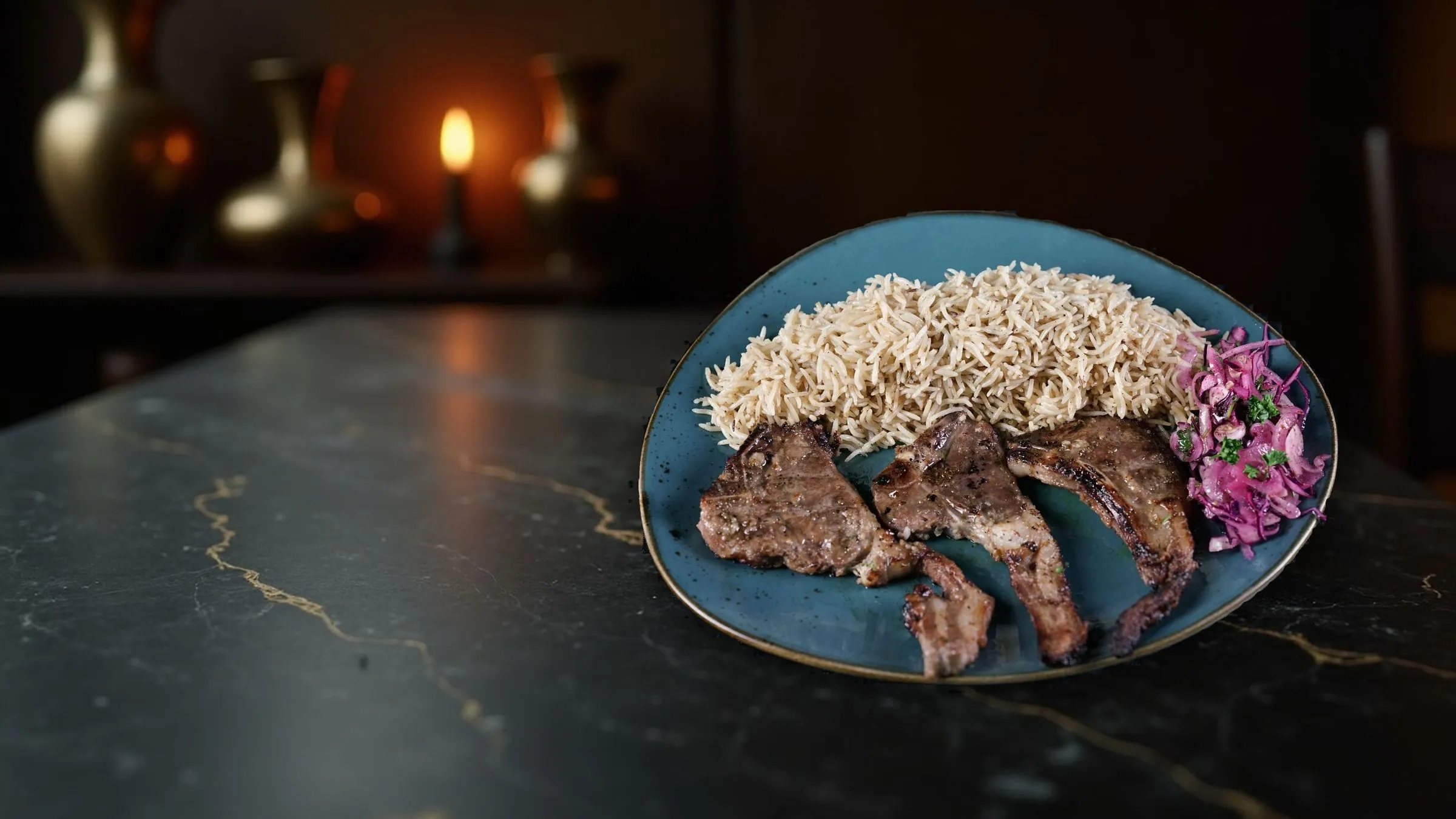 Chopan Kabab servi sur une assiette Naseeb Kabab