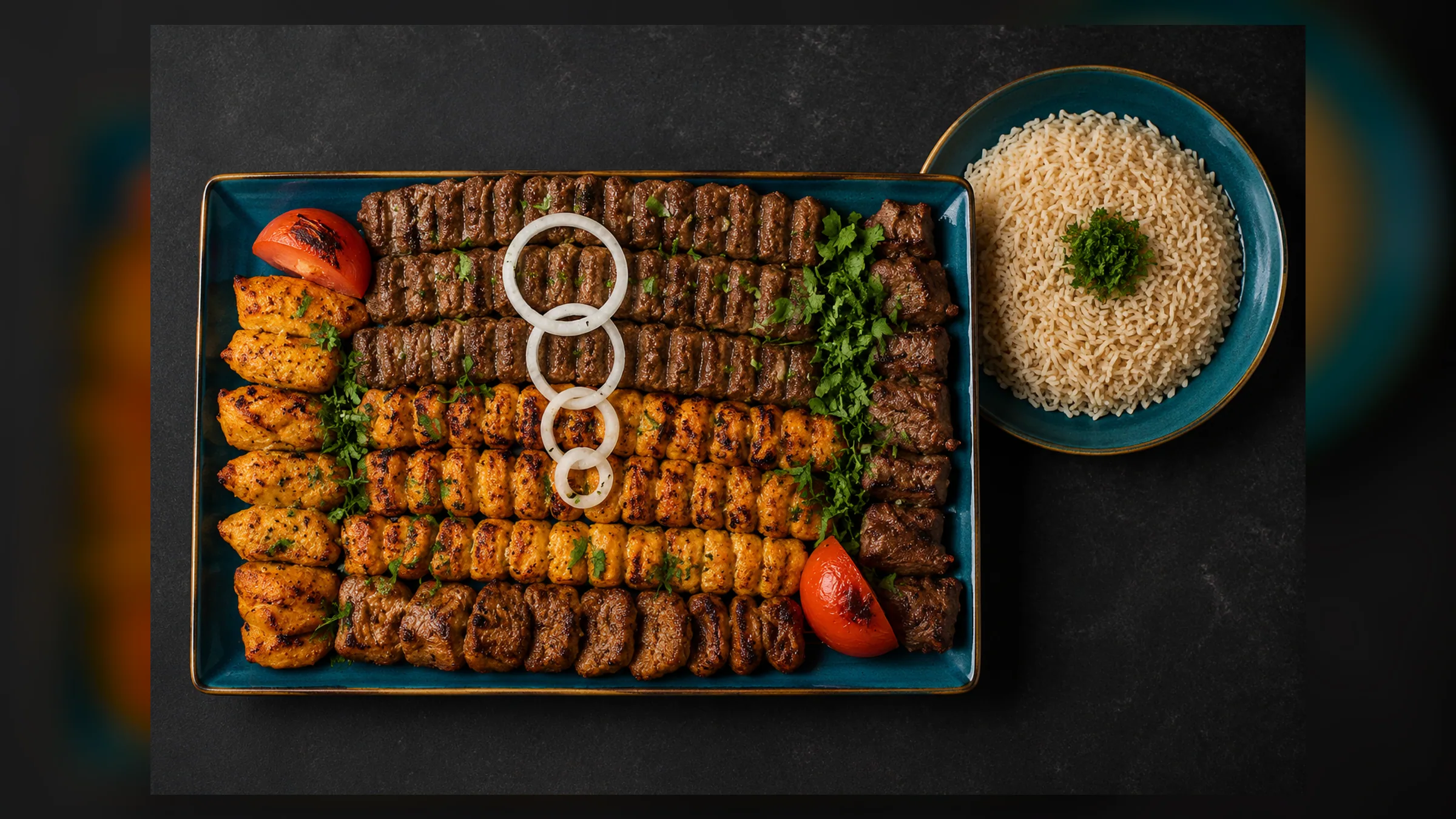 Grande assiette partagée de kababs variés avec du riz